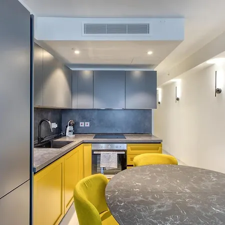 Luxury 1-bedroom At Mercury Apartment *